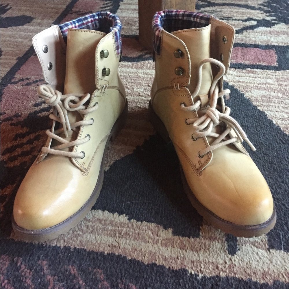 Combat boots