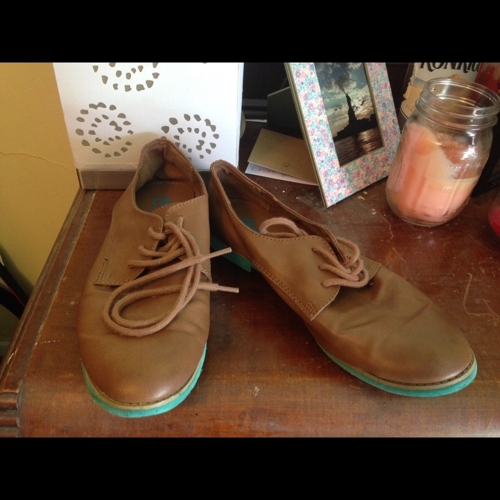 Candies Oxfords with turquoise trim