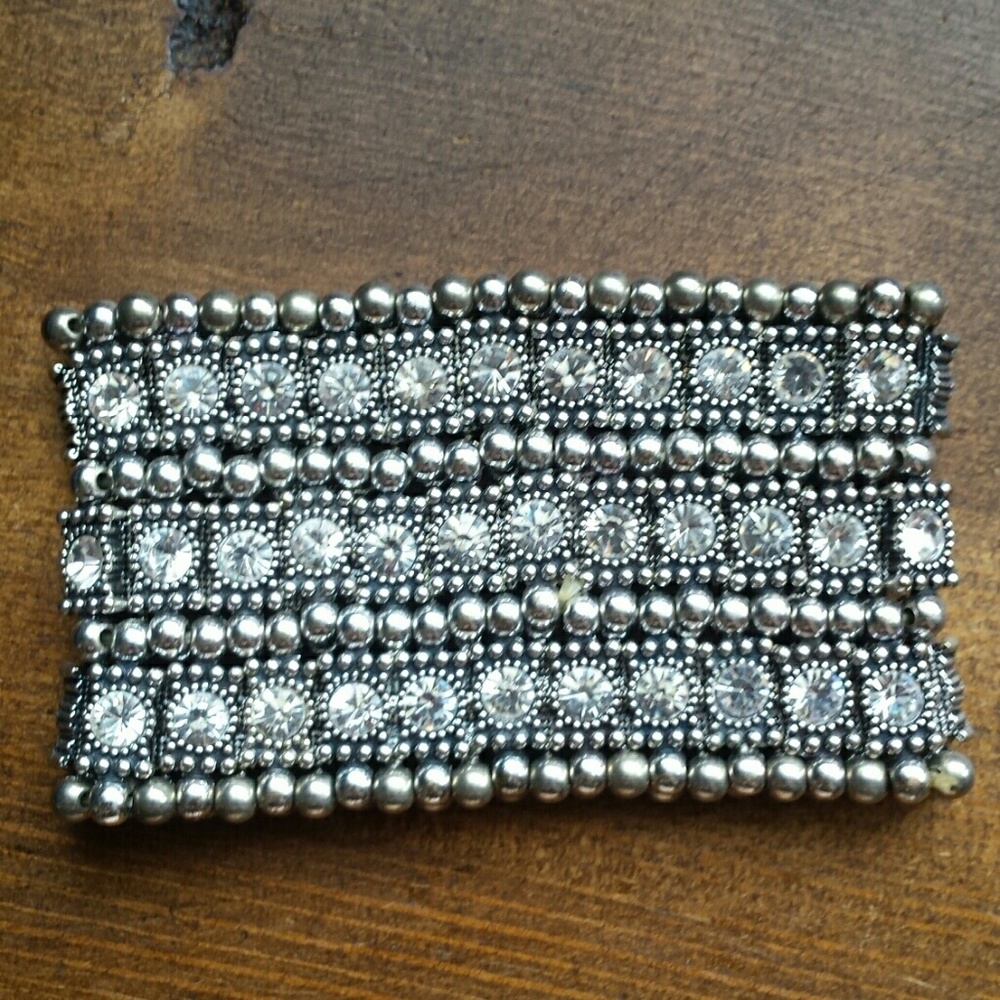 Stretchable crystal cuff