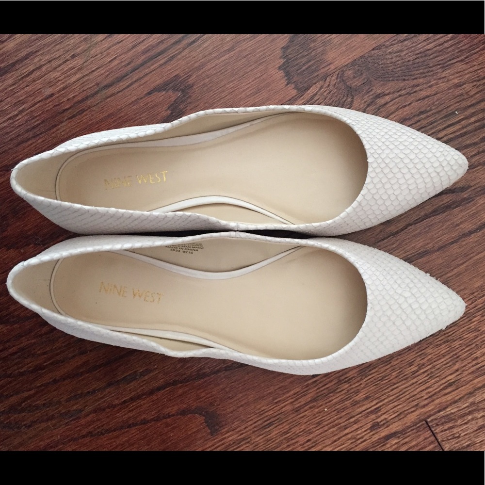 Like New Nine West Python flats. Off white size 8