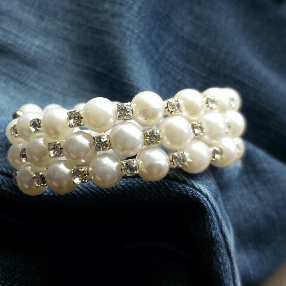 Fashion bracelet with pearls and stones.