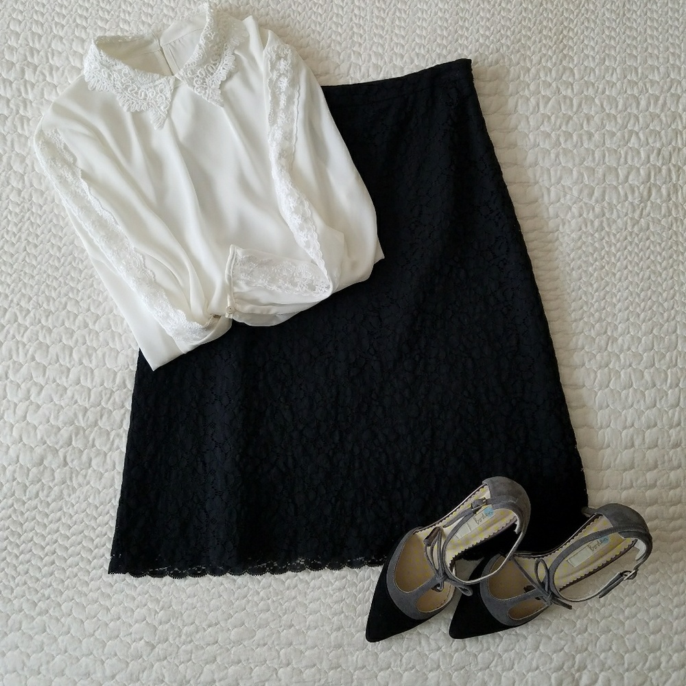 Banana Classic black A-line lace skirt Sz2
