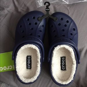 size 6 fuzz lined crocs
