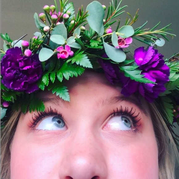 Me looking at all the new posts like! 🌸🌷🌹🌻🌼🌿 - Picture 1 of 1