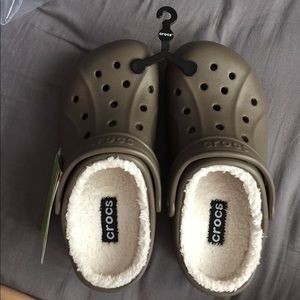 size 7 fuzz lined crocs