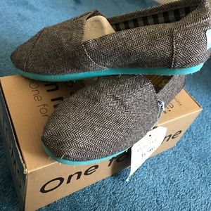 NWT teal pop herringbone TOMS. Size 7.