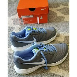 Sz. 5.5/6 Women's gray Nike downshifter