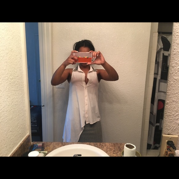 Sleeveless button up top - Picture 2 of 2