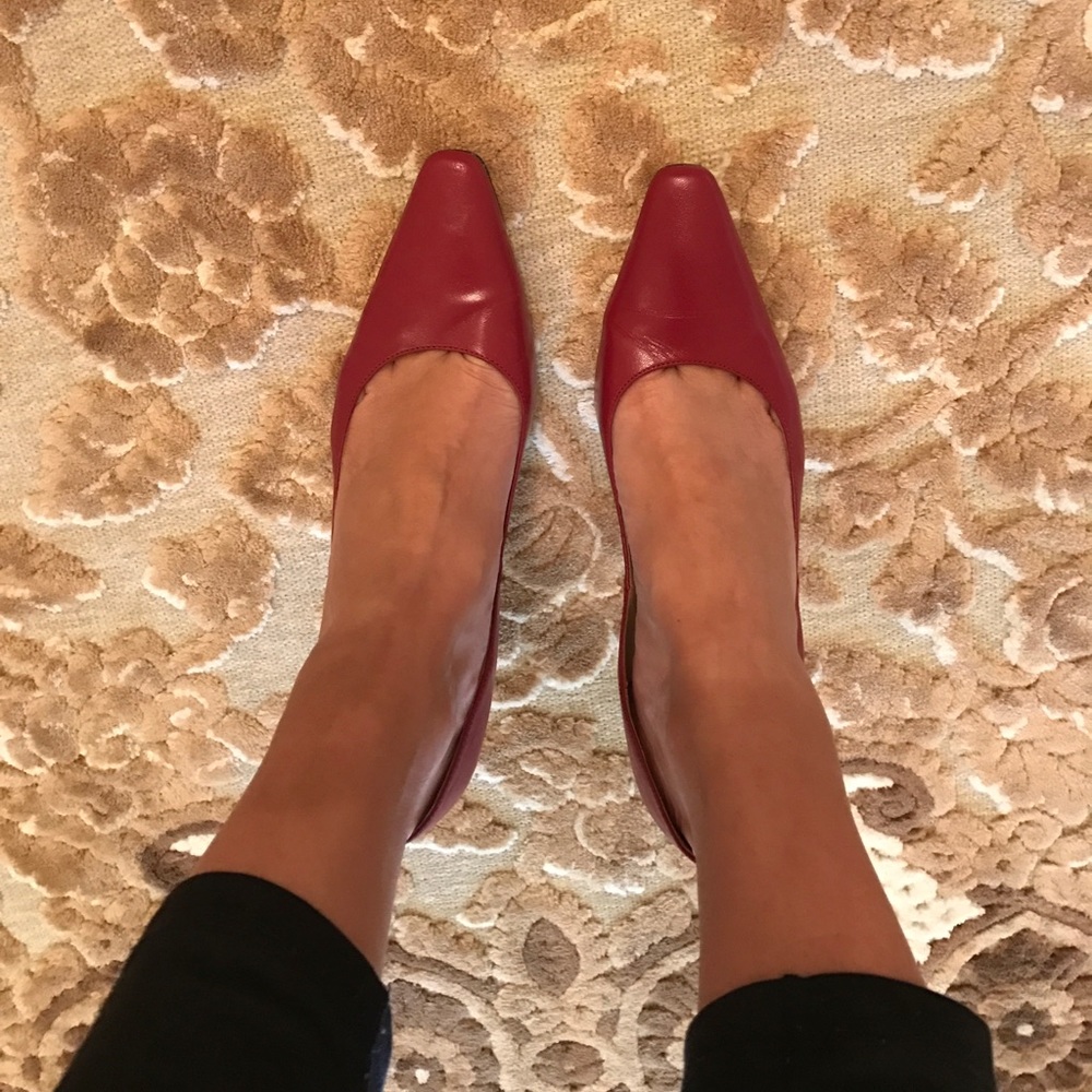 Red leather pumps 👠