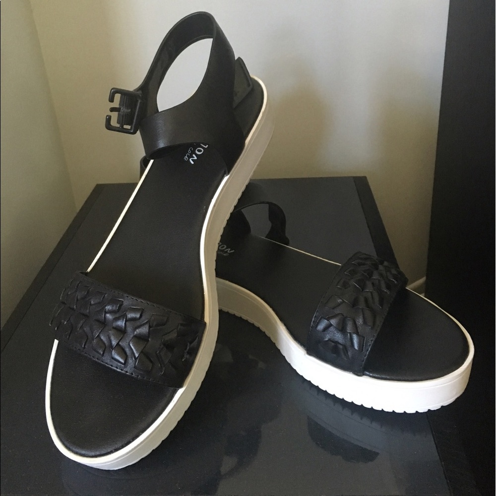Black and white Kenneth Cole Reaction sandals