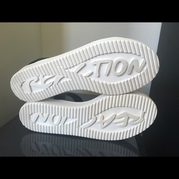 Black and white Kenneth Cole Reaction sandals - Picture 2 of 8