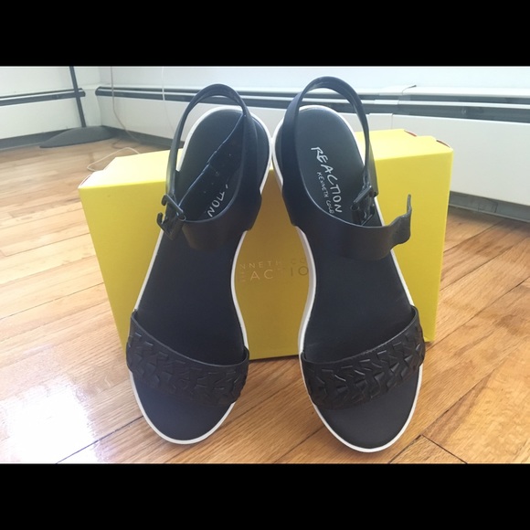 Black and white Kenneth Cole Reaction sandals - Picture 3 of 8