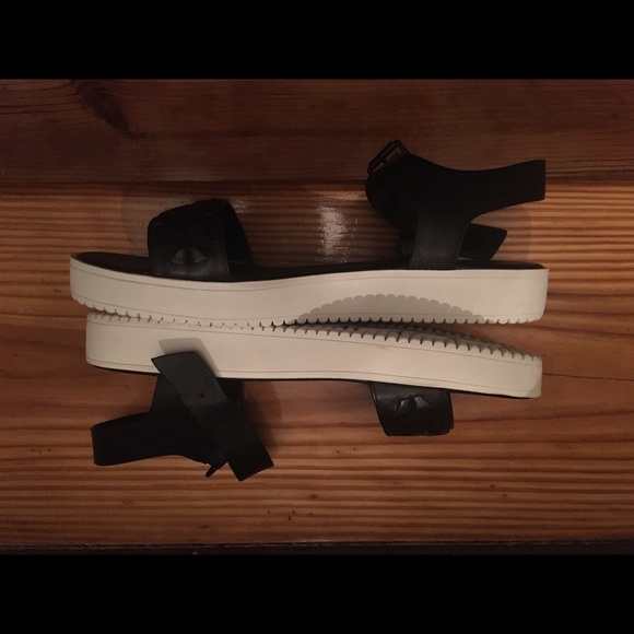 Black and white Kenneth Cole Reaction sandals - Picture 4 of 8