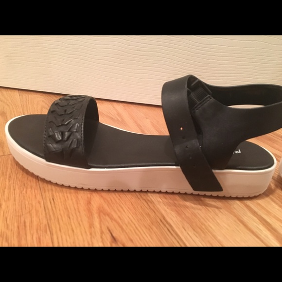 Black and white Kenneth Cole Reaction sandals - Picture 5 of 8