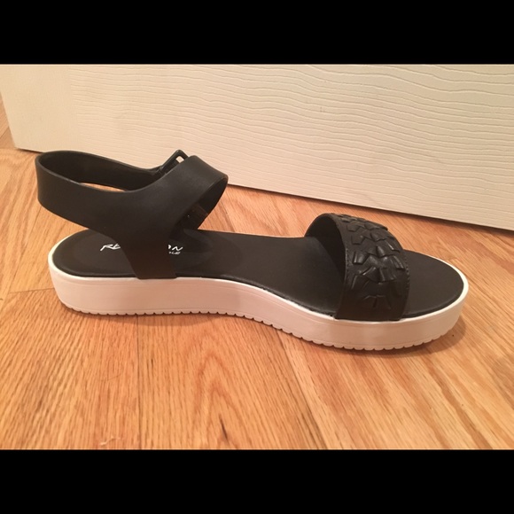 Black and white Kenneth Cole Reaction sandals - Picture 6 of 8