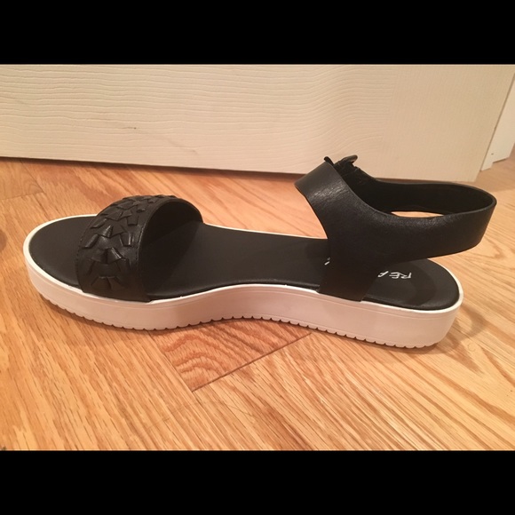 Black and white Kenneth Cole Reaction sandals - Picture 7 of 8