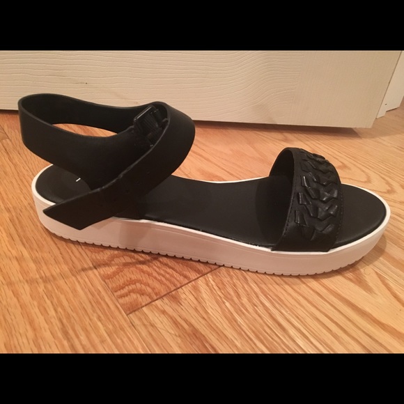 Black and white Kenneth Cole Reaction sandals - Picture 8 of 8