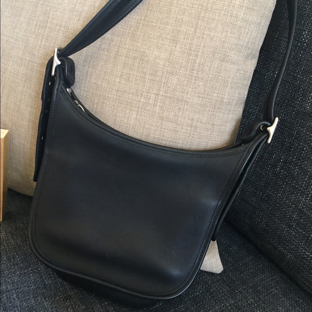 EUC! Vintage Black leather Coach shoulder bag!