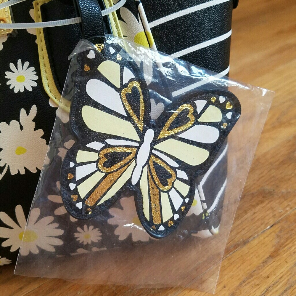 🚨SALE🚨BETSEY JOHNSON FLORAL DESIGN TOTE! - Picture 2 of 6