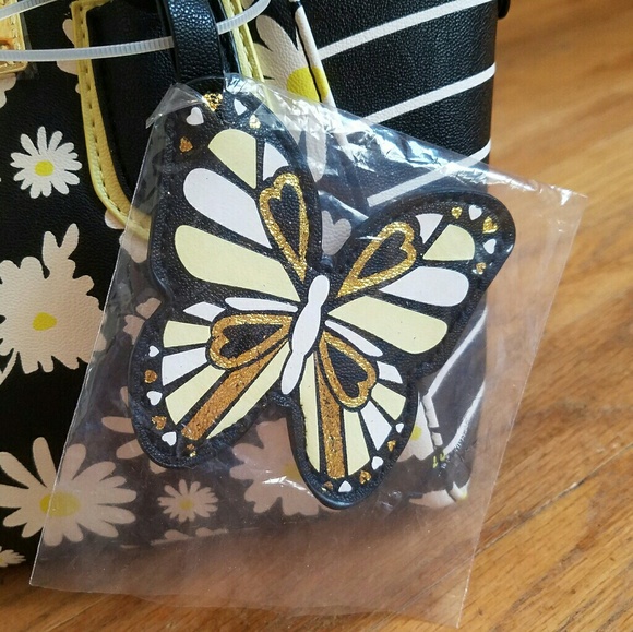 🚨SALE🚨BETSEY JOHNSON FLORAL DESIGN TOTE! - Picture 2 of 6