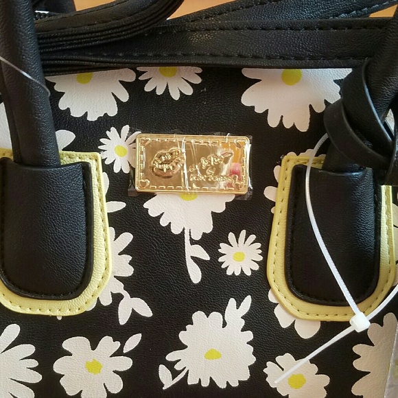 🚨SALE🚨BETSEY JOHNSON FLORAL DESIGN TOTE! - Picture 3 of 6