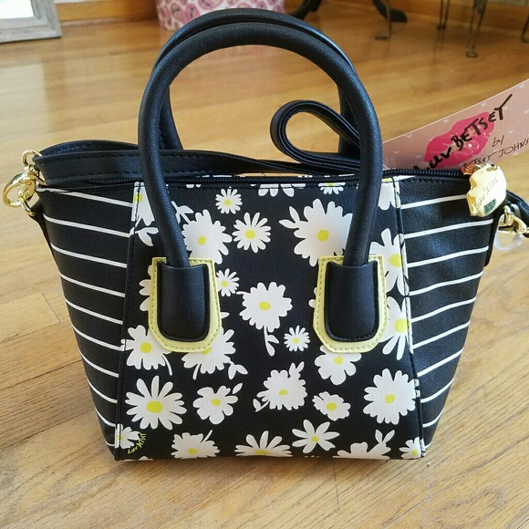 🚨SALE🚨BETSEY JOHNSON FLORAL DESIGN TOTE! - Picture 4 of 6