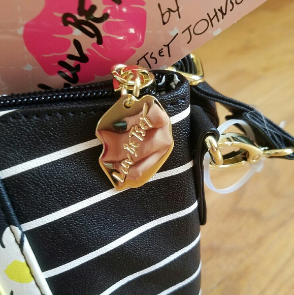 🚨SALE🚨BETSEY JOHNSON FLORAL DESIGN TOTE! - Picture 5 of 6