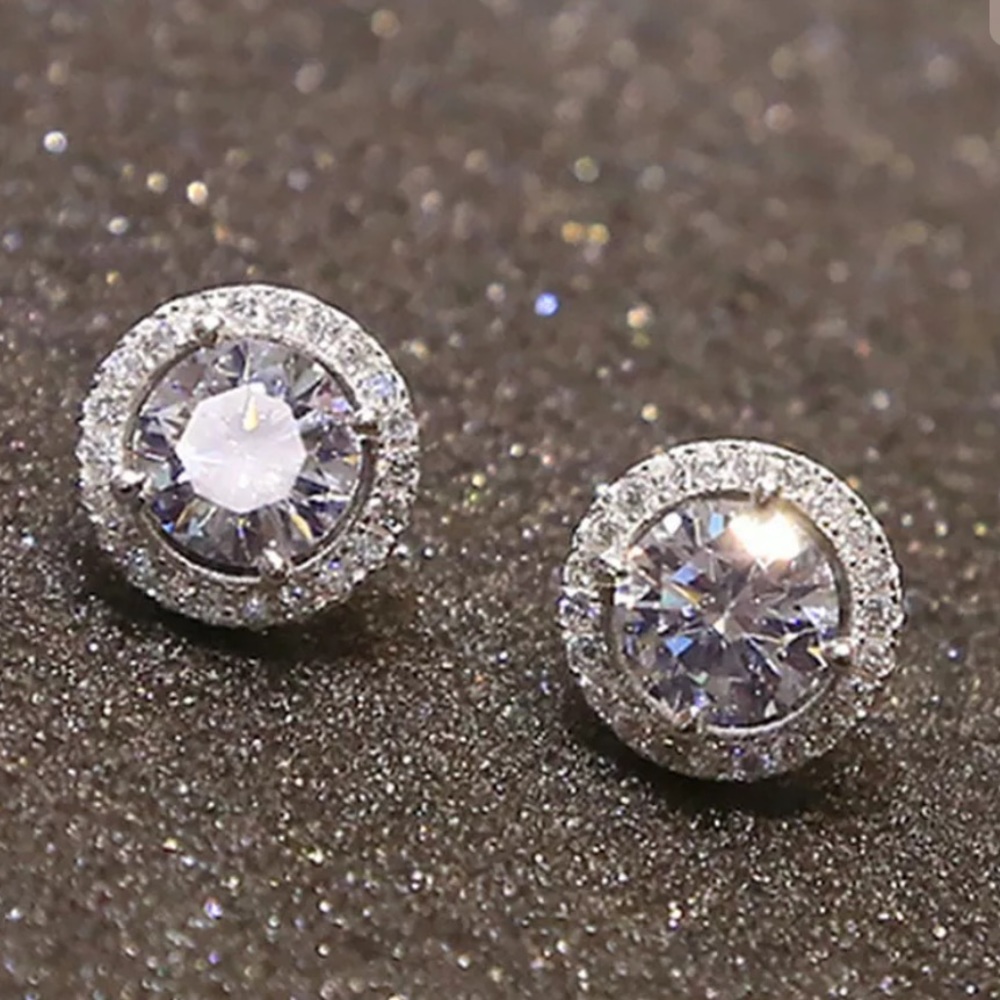 Only 1 pair left ❤️Sparkling Stud Earrings - Picture 3 of 8
