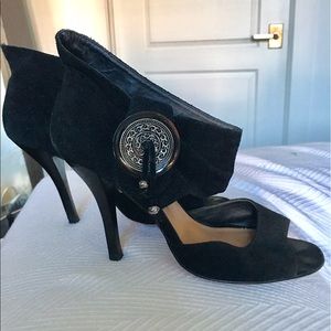 Suede shoes with a broche