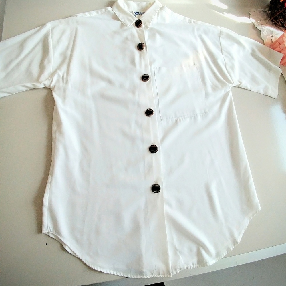Med. Laura Tyler White Blouse With Accent Buttons