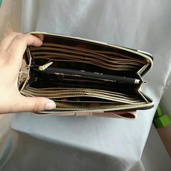 Betsey Johnson wristlet. NWT - Picture 2 of 3