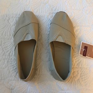 Plain canvas slip-on flats size 7/8 on tag