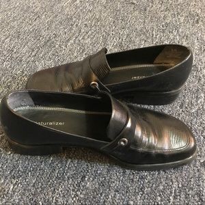 Naturalizer size 9w black leather loafers