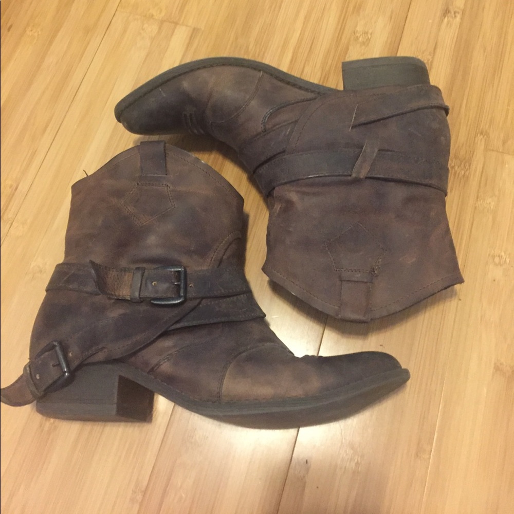 Steve Madden 100% leather booties!!