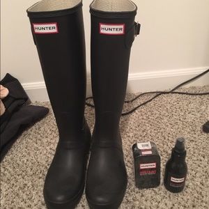 Hunter Boots with the boot buffer and boot shine