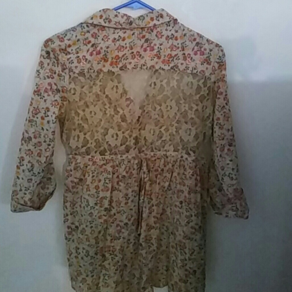 Fun flowered button down blouse - Picture 2 of 3