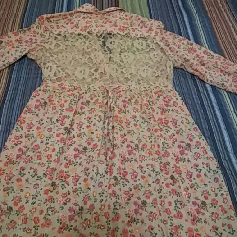Fun flowered button down blouse - Picture 3 of 3