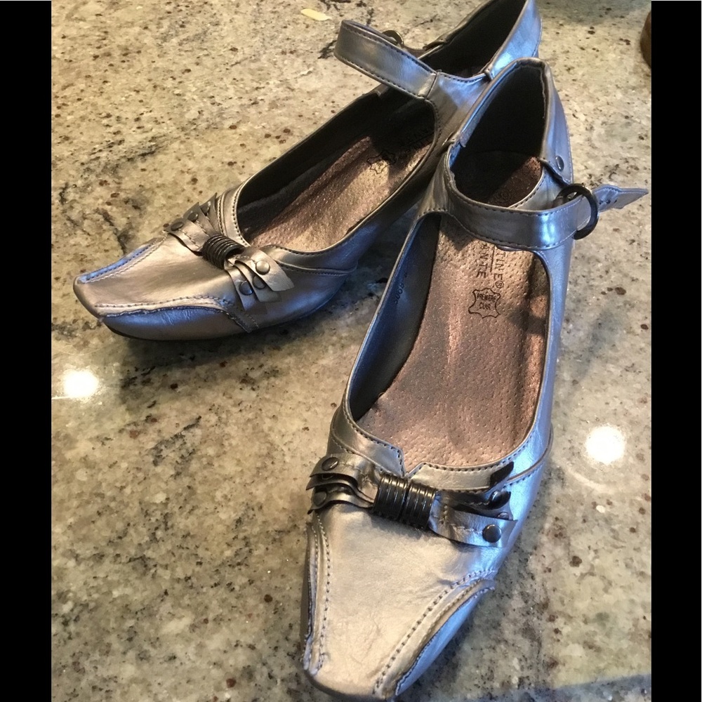 Silver unique dress shoe. EUC