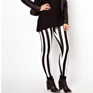 Black and white straight legging. Fit size 4, 6, 8