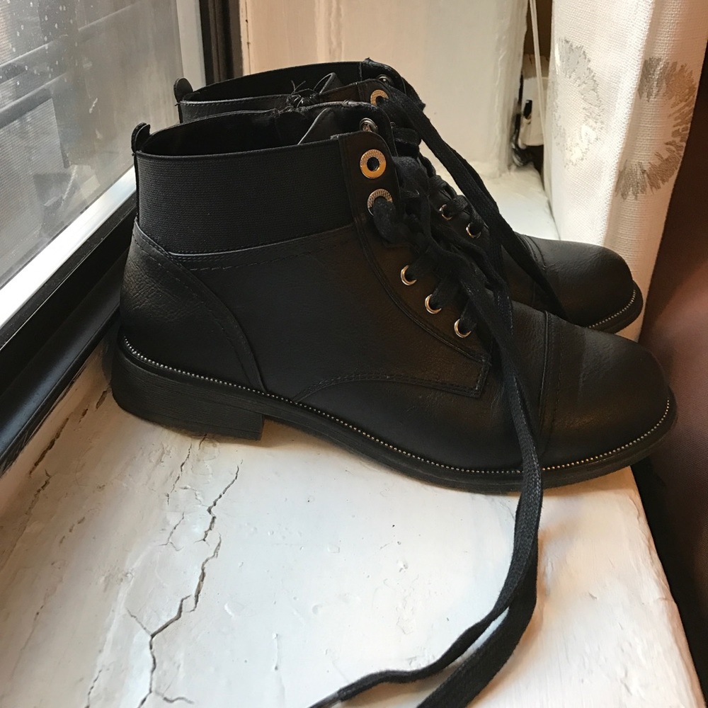 Black Short-cut Boots