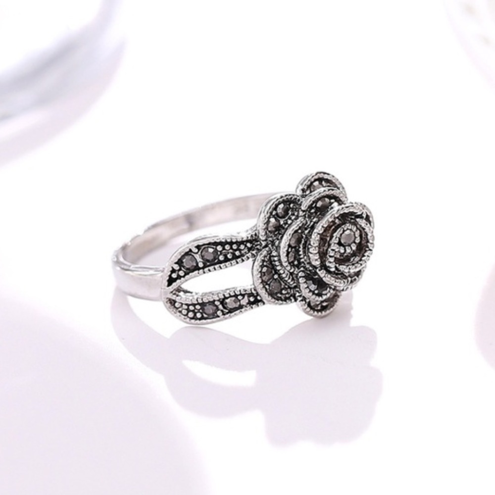 🌺 BLACK ROSE RING 🌺 - Picture 4 of 7