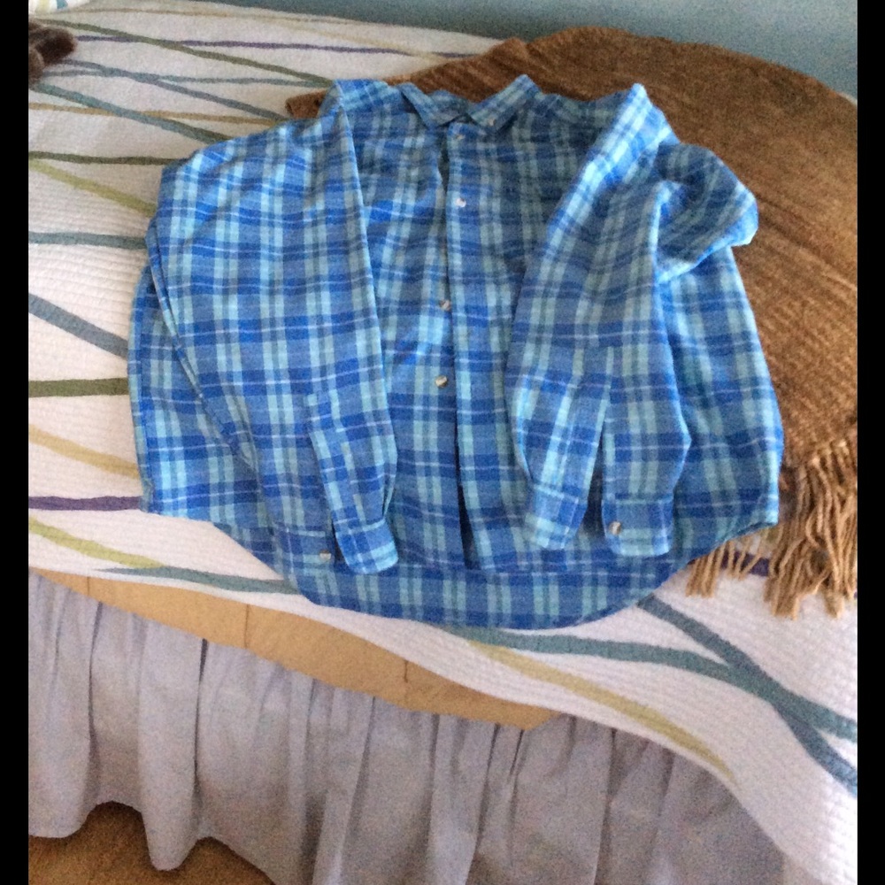 Men's long sleeve shirt with button collar