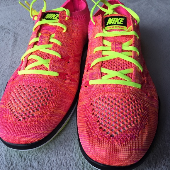 Nike Women's Flynit Focus 7.5 - Picture 5 of 5