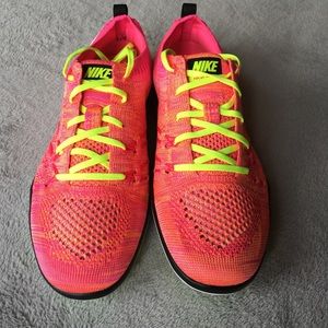 Nike Women's Flynit Focus 7.5