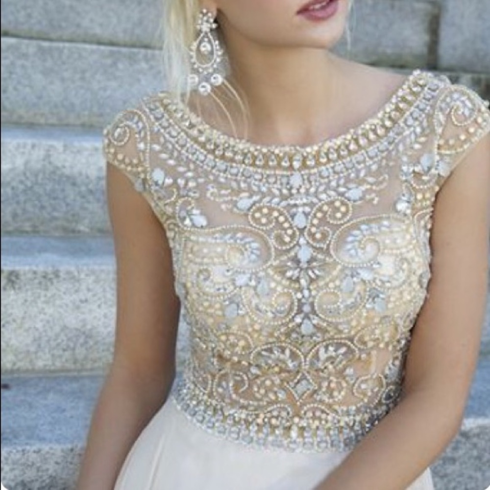 💎Gorgeous gold and crystal beaded white gown!💎