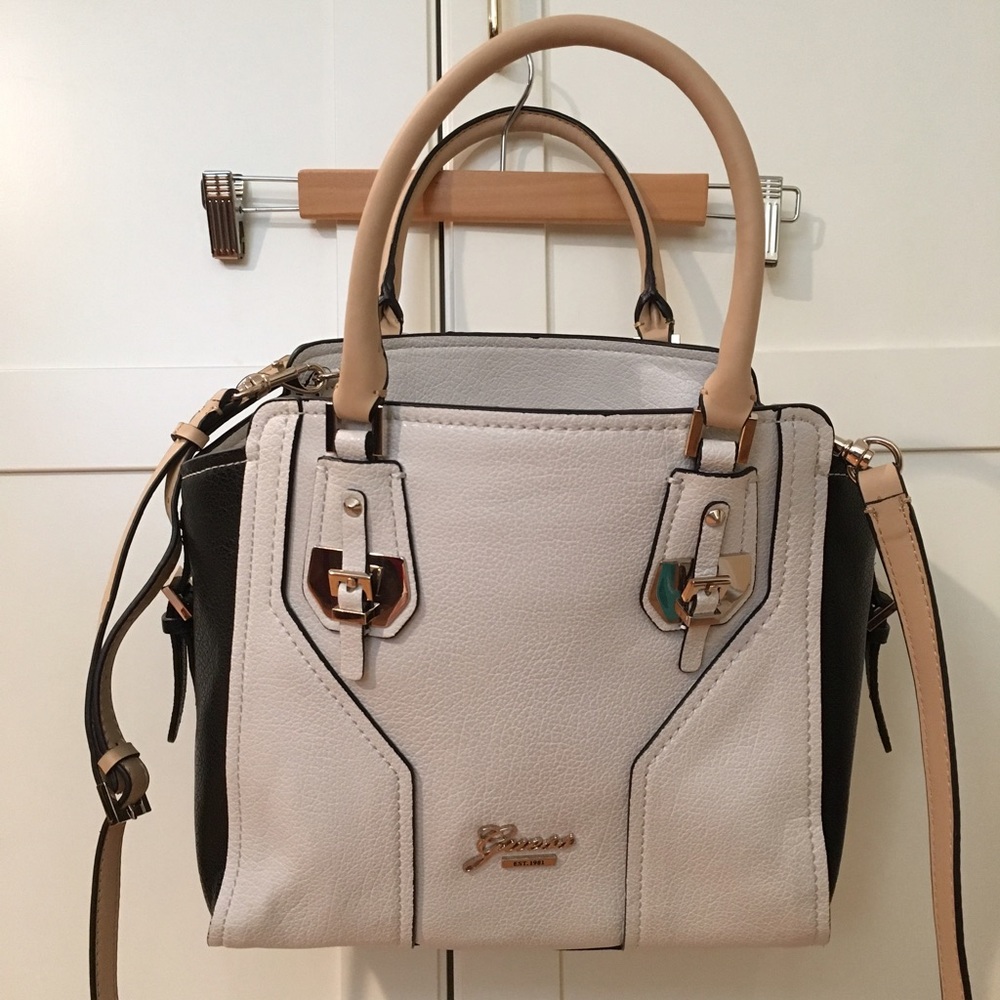 NWOT Guess Black & White Handbag w Crossbody Strap