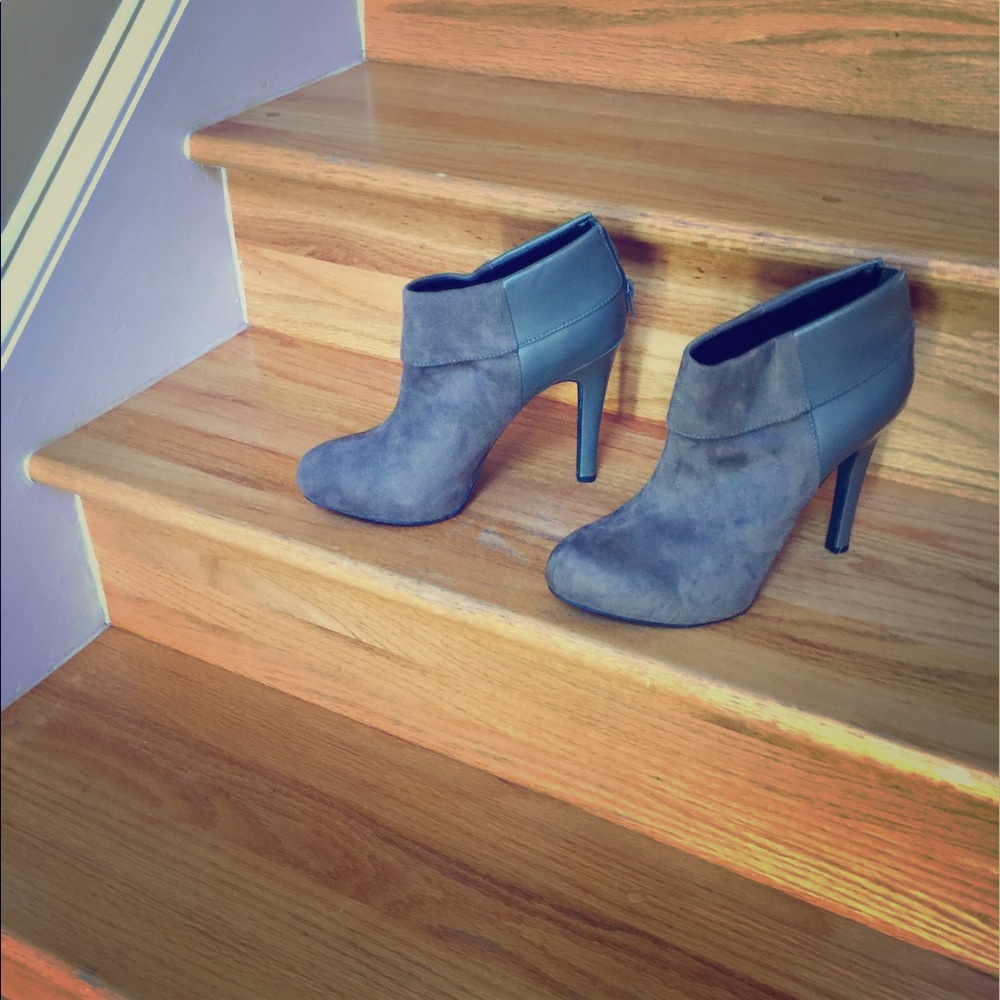 Jessica Simpson gray suede "4" bootie heel