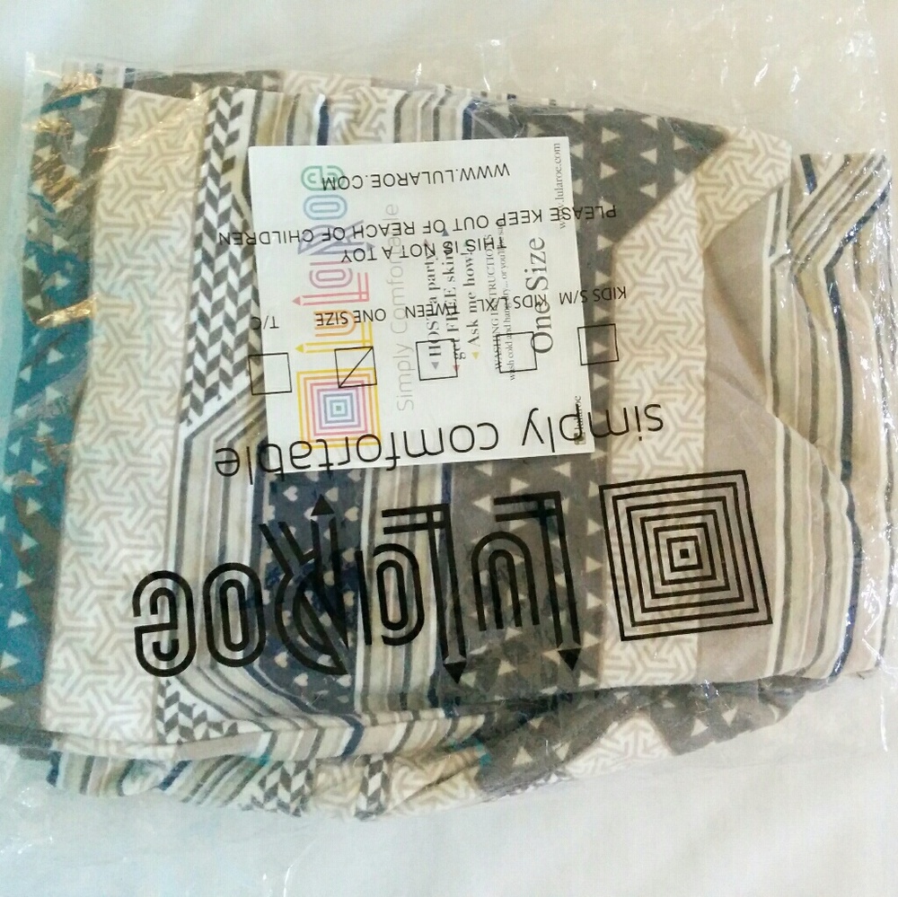 NIB Black/white/cream patterned OS leggings