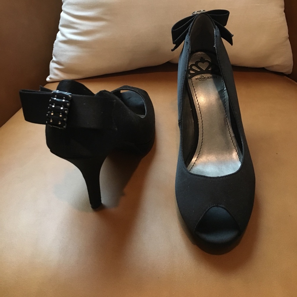 Brand new *Black high heels with bow