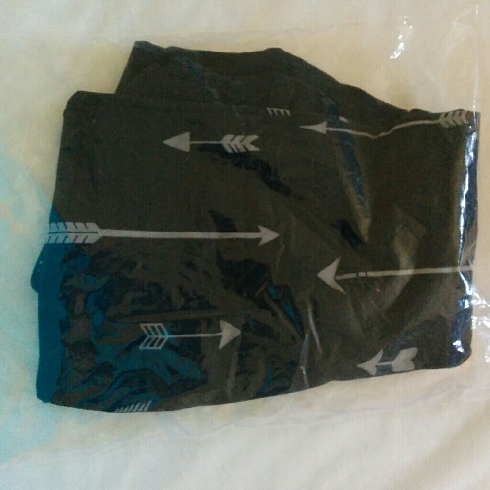 NIB black with grey arrows OS leggings